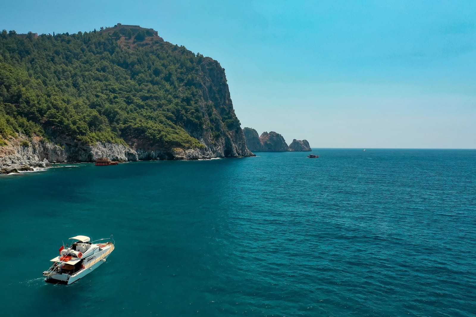 Vista aerea di yacht in navigazione che lasciano una scia bianca sul mare