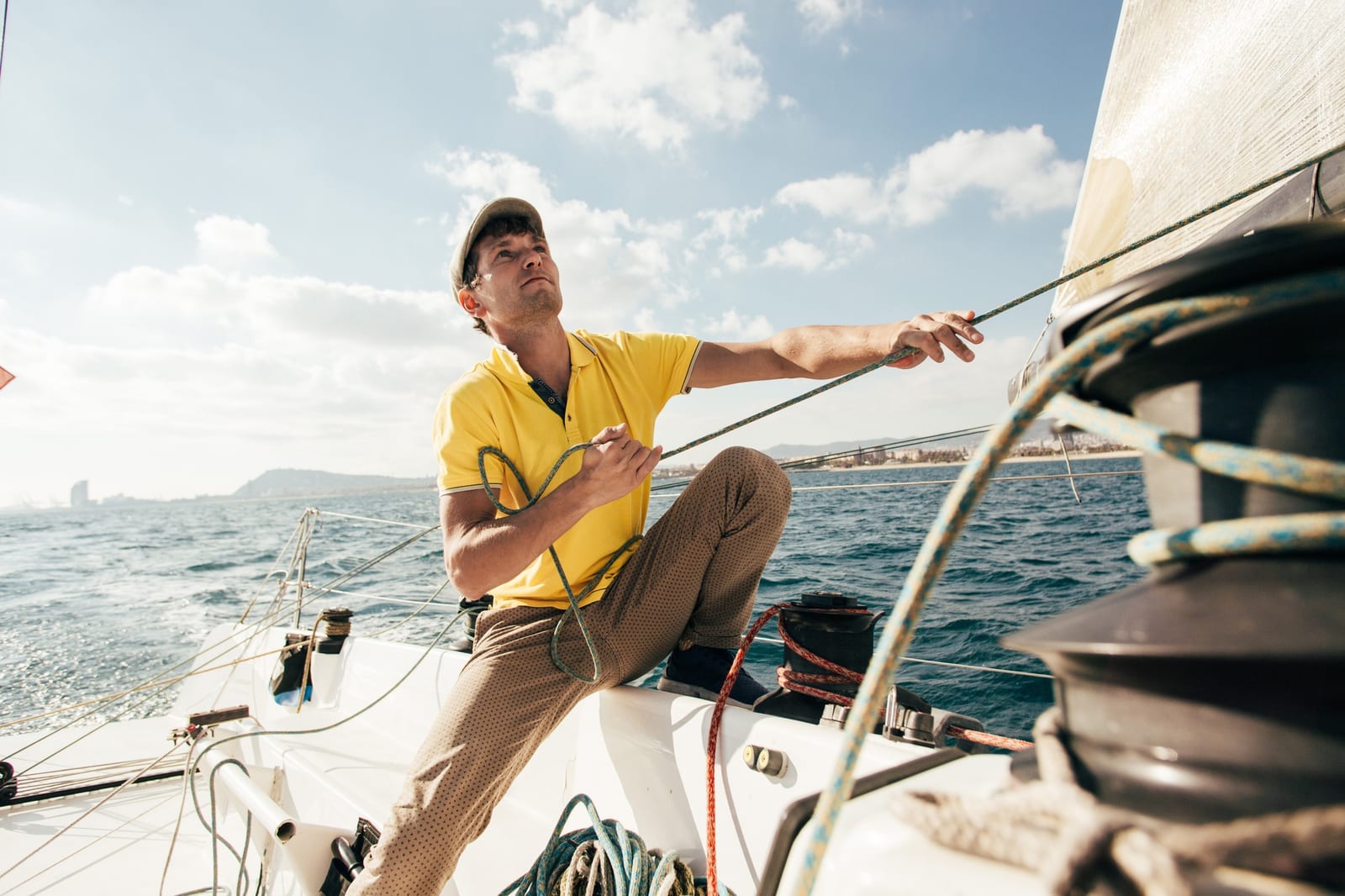 Marinaio al lavoro sul ponte di uno yacht